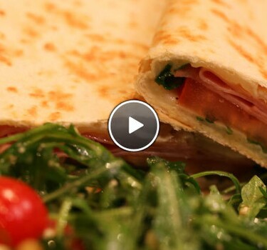 Piadina alla Giovanni (gevulde broodjes) en groene salade