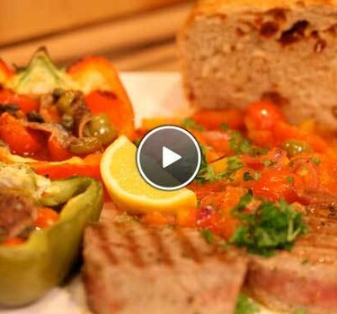 Tonno alla griglia con pomodoro (tonijnsteak met tomatensaus) & peperoni arrostiti (gevulde paprika)