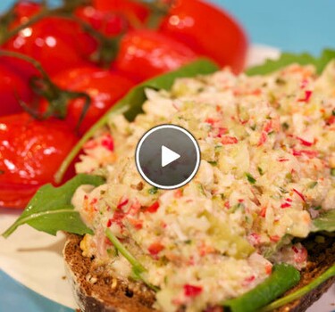 Brood met spread en gepofte cherrytomaten