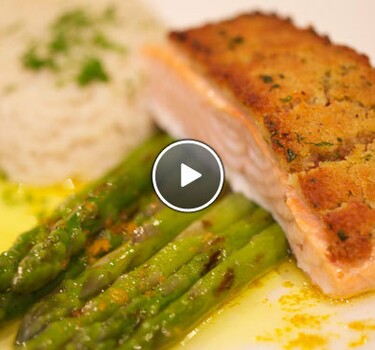 Zalm in spicy kruidenkorst met sinaasappelasperges