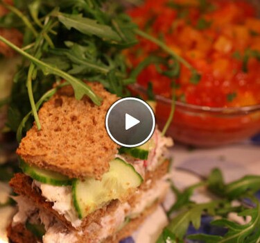 Sandwich van makreel met tomatensalsa