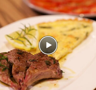 Costolette d’agnello con Frittata (lamskotelet met omelet) & Insalata di pommodori (tomaten salade)