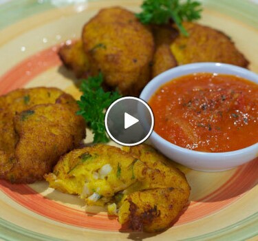 Frittelle di zucca e merluzzo (kabeljauw/pompoenkoekjes) con salsa di pomodori (tomatensaus)