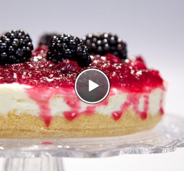 Witte chocolade cheesecake met cranberrysaus