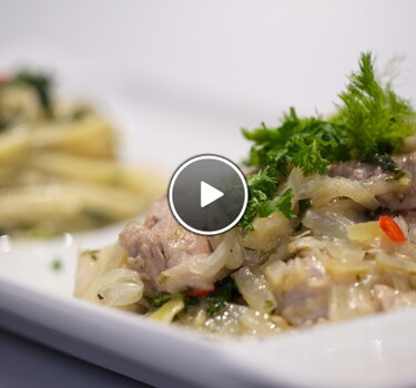 Maiale con finocchietti e spaghetti con herbe verde (varkensvlees met venkel en spaghetti met groene kruiden)