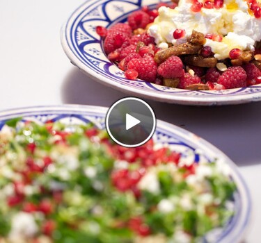 Zoete en hartige salade met granaatappel in de hoofdrol