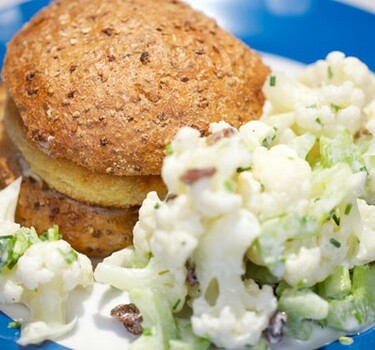 Kaasburgers met bloemkoolsalade