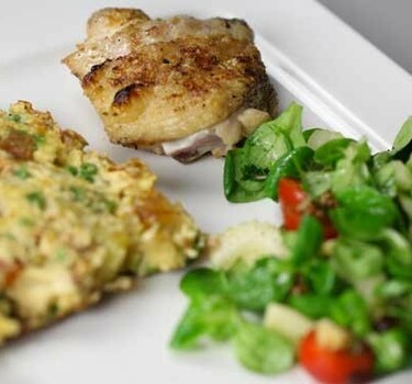 Frittata met salade en gegrilde kip