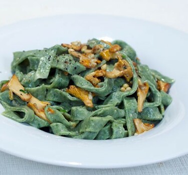 Tagliatelle verdi ai funghi (groene tagliatelle met paddenstoelen)