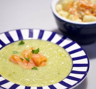 Aardappel-preisoep met gerookte zalm