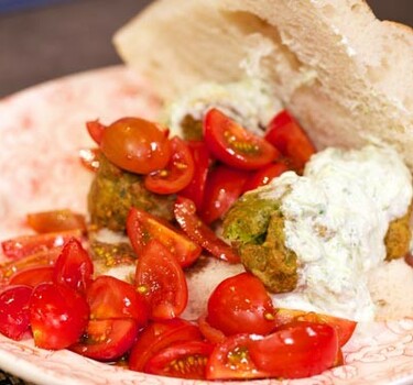 Broodje falafel met cherry pruim trostomaten