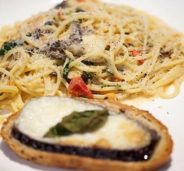 Spaghetti alla caprese e bruschetta con melanzane (spaghetti caprese en bruschetta met aubergine)