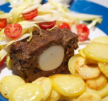 Gehaktbrood met ei en champignons