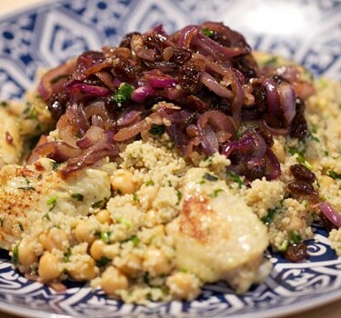 Couscous met gekaramelliseerde rode uien