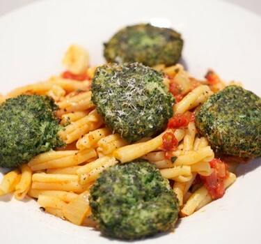 Casarecce  al sugo con polpette verdi (pasta met tomatensaus en  groene aardappelballetjes)