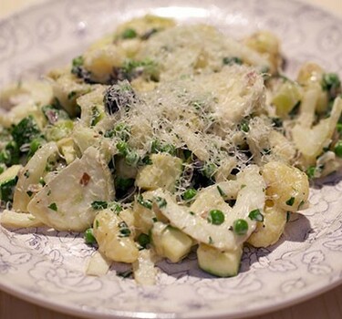 Italiaanse venkelschotel met gnocchi