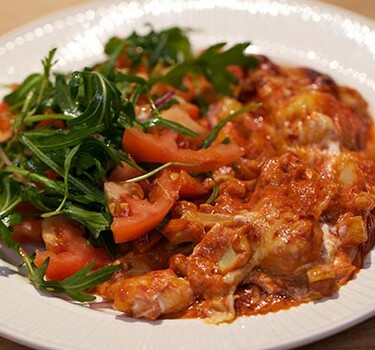 Gnocchi-ovenschotel met tomatensalade