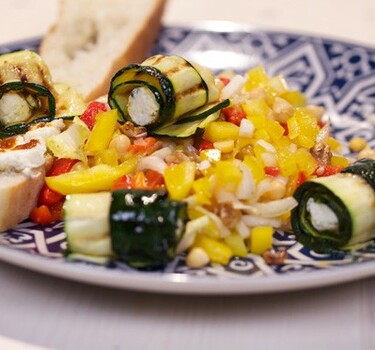 Arabische salade met courgetterolletjes
