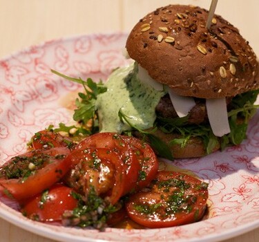 Hamburgers met basilicummayonaise