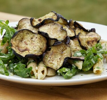 Gegrilde aubergine pastasalade