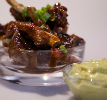 Zachte spareribs met sinaasappel en avocadodip