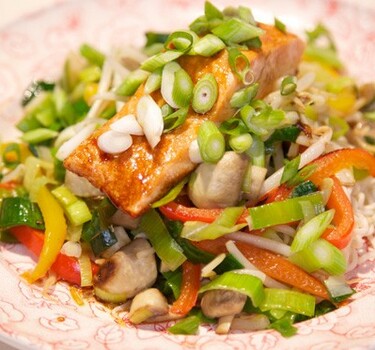 Oosterse zalm met wokgroente