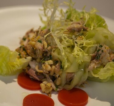 Salade van gerookte makreel, komkommerlinten en paprikagelei