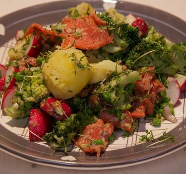 Frisse aardappel-zalmsalade