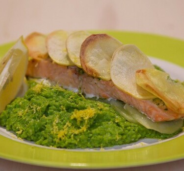 Zalm in een aardappelkorst met doperwtenpuree