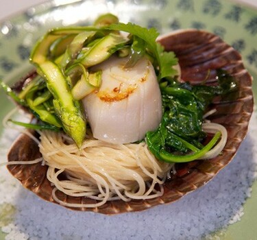 Sechuancoquilles met gemarineerde groene asperges