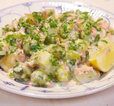 Romige gruyère-spruitenpot met gerookte zalm