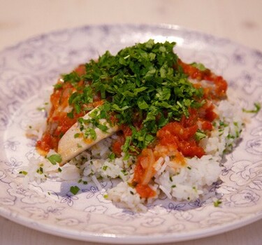 Makreel in tomatensaus en bieslookrijst