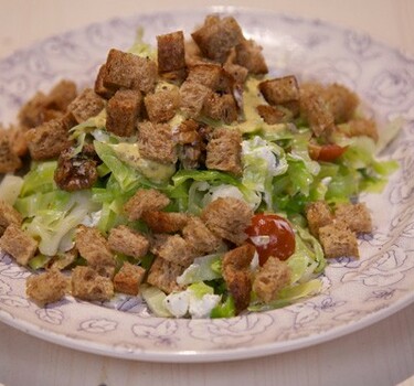 Spitskoolsalade met geitenkaas