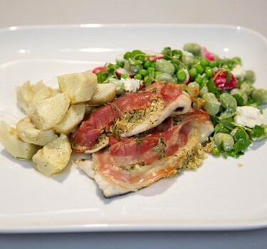 Forelfilet met amandelkruim, gemarineerde artisjokharten en groene salade