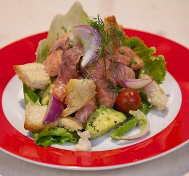 Zalmceviche met avocado-tomatensalade