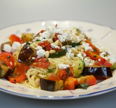 Spaghetti met geitenkaas en groene kruiden