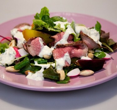 Salade met gebraden rosbief met mierikswortelcrème