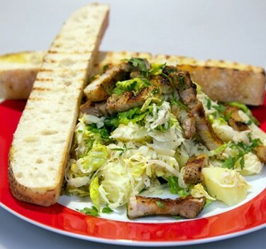 Zuurkoolsalade met gegrild spek en mosterd-crème fraîche