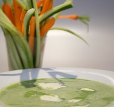 Groene soep van rucola en spinazie met crudités