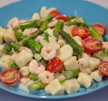 Gnocchi con asparagi verdi e gamberi (Gnocchi met groene asperges en garnalen)