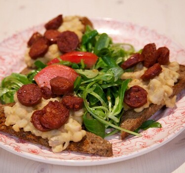 Krokante chorizocrostini  en witte bonencrème