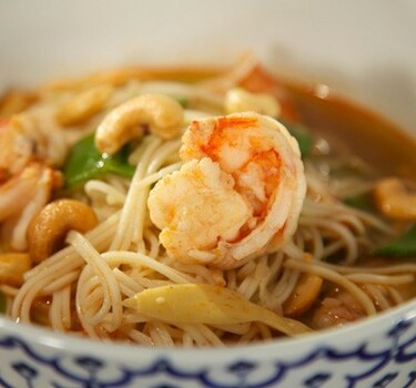 Gamba-bouillon met noedels en wontons