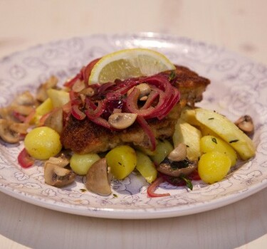 Krokante schnitzel met frisse champignons en uiencompote