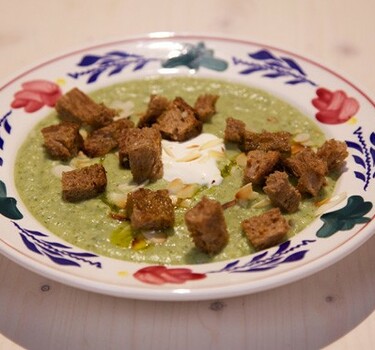 Broccoli-geitenkaassoep met knoflookcroutons