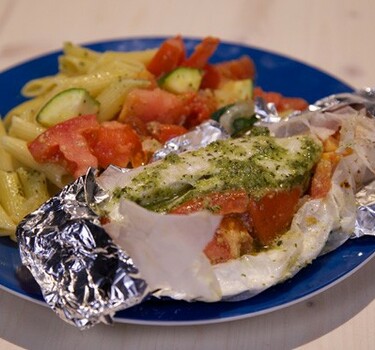 Kippakketjes uit de oven met pasta-pesto