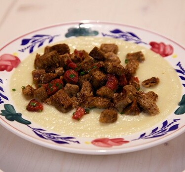 Knolselderijsoep met chorizo