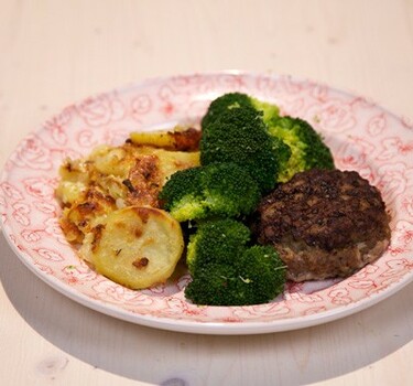 Aardappeltaart met grillburger en broccoli
