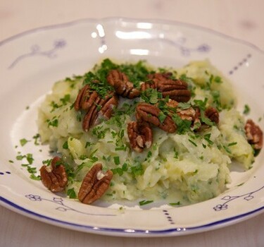 Hete bliksem met witte kool en emmentaler