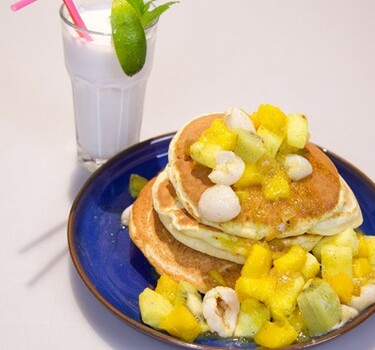 Sweet Asian: Pinda-pancakes, tropische fruitcompote en kokossmoothie