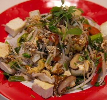Gewokte tofu en groente met sojasaus